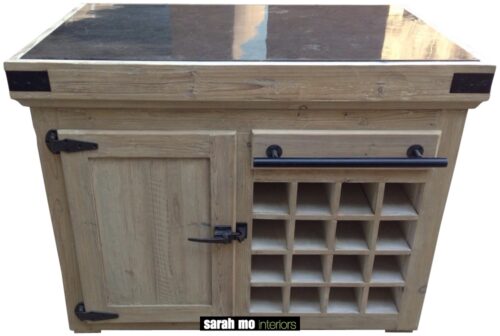 Keukeneiland in old pine met 1 deur, wijnrek en tablet in blauwe steen - Keuken - Landelijke meubels en verlichting - Sarah Mo