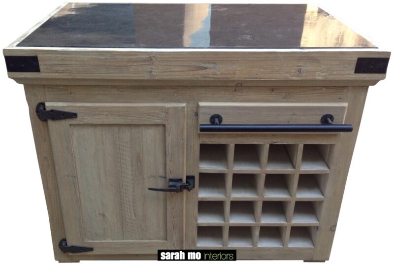 Keukeneiland in old pine met 1 deur, wijnrek en tablet in blauwe steen - Keuken - Landelijke meubels en verlichting - Sarah Mo