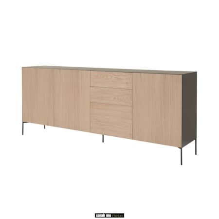 RAF110 eiken dressoir geribbelde voorkant, afwerking met metaal. wandkast eik van Sarah mo meubelwinkel limbrug en antwerpen