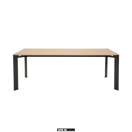 RAF200 Eiken eetkamertafel met metalen poten, Sarah mo meubelwinkel in Hasselt en Antwerpen. Maatwerk eiken meubelen